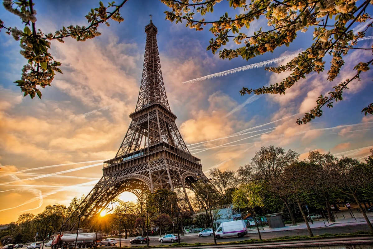 eiffel tower at sunrise